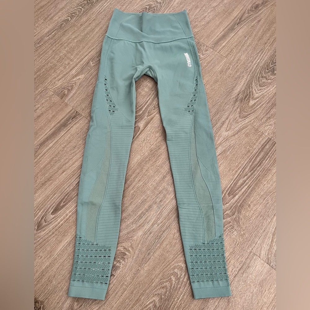 Gym shark leggings